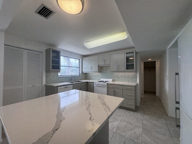Building Photo - 306 Parkside Dr