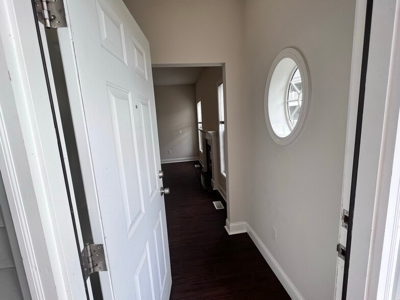 Building Photo - 3020 E Stillwater Lndg