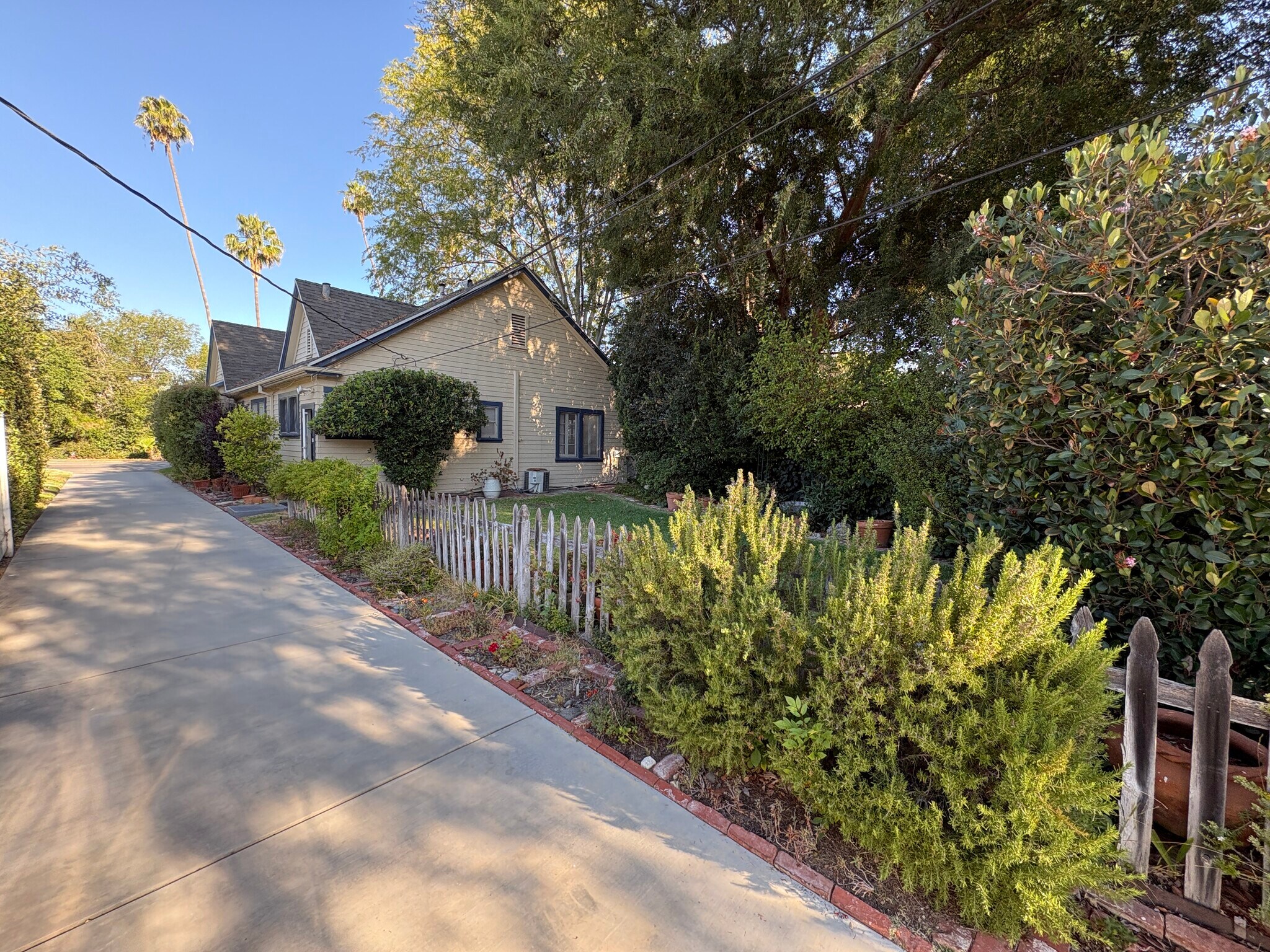 Building Photo - 894 S Los Robles Ave