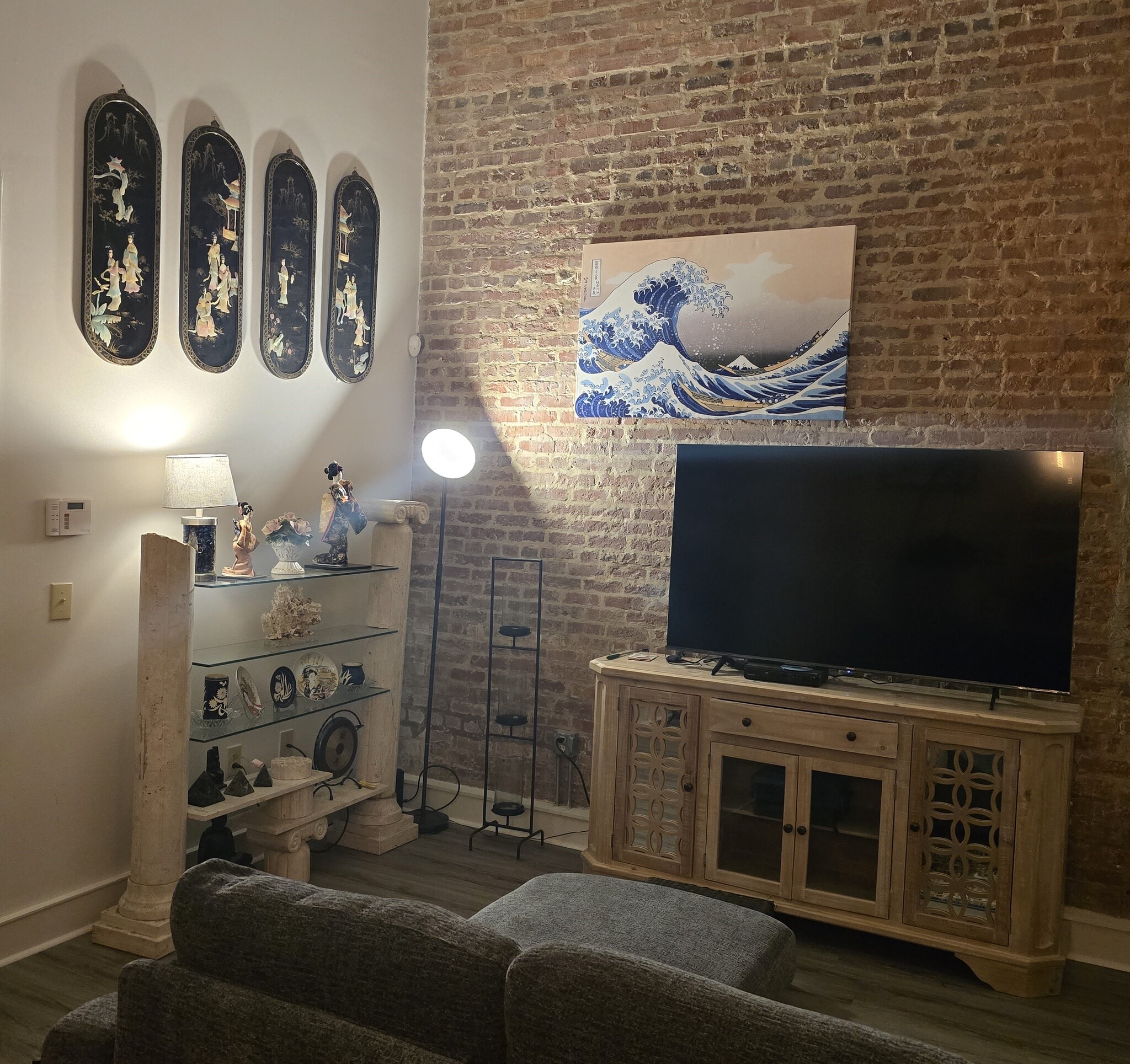 Living room - 246 N Court St