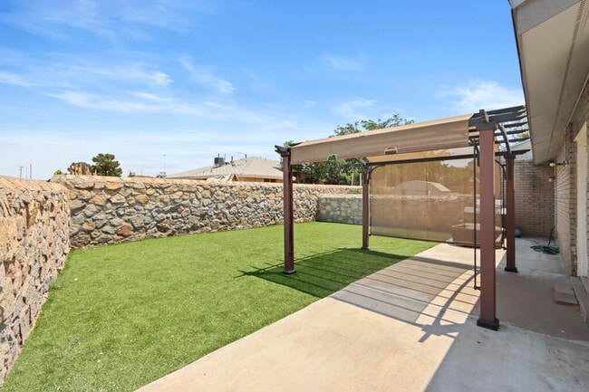 Building Photo - 10901 Highwood Way