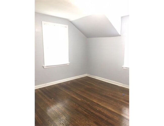 Building Photo - Renovated 2 bdr/1 bath duplex across from ...
