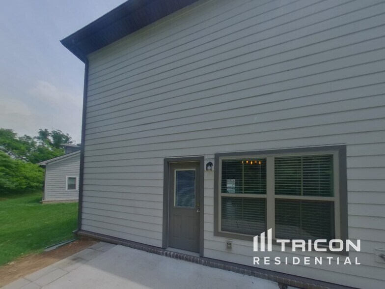 Building Photo - 404 Charity Ln