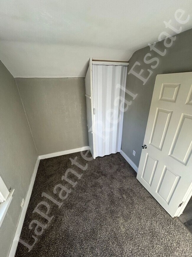 Building Photo - Charming 3-Bed Home with Porch & Parking –...