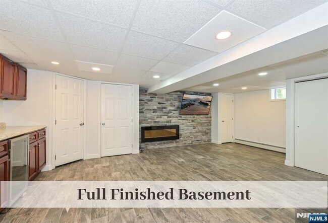 Building Photo - 385 Fern Ave