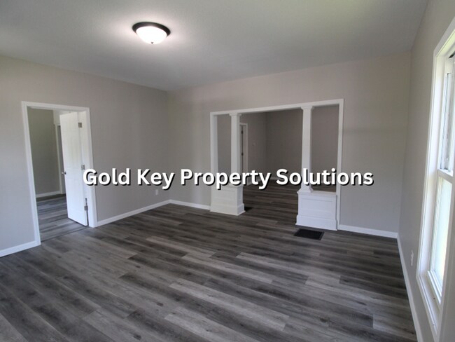 Building Photo - Spacious 3 BR 1 BA with Covered Porch and Garage (SECTION 8 APPROVED)