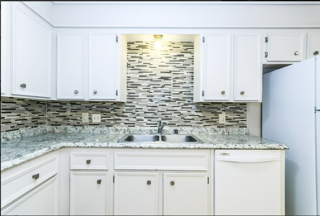 Building Photo - 2 Bedroom Duplex!