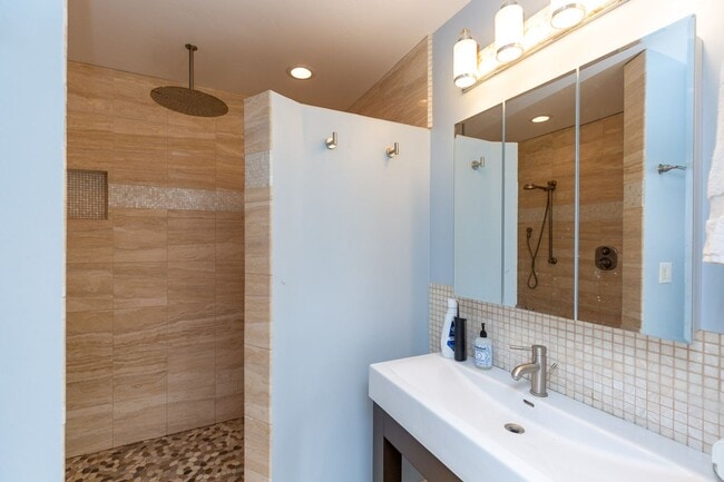 Building Photo - 2 Bed, 2 Bath home in Ocean Beach