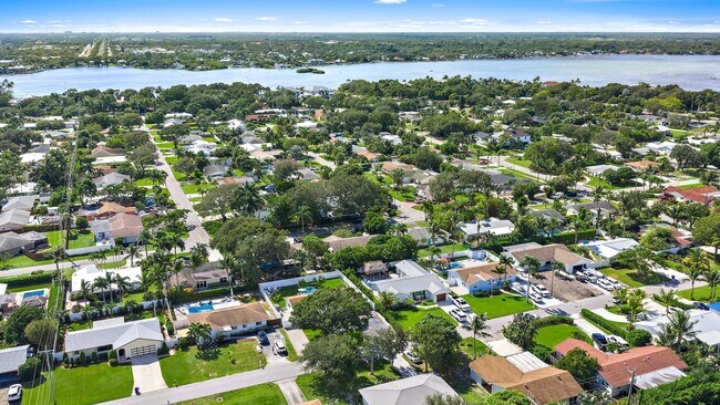 Building Photo - 8 Windsor Rd W