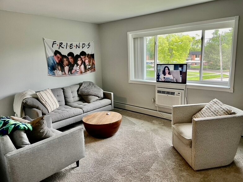 Livingroom - 4915 Briarwood Ave