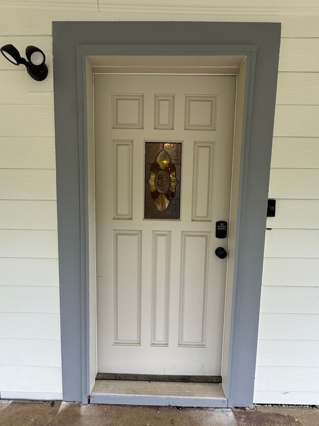 Building Photo - Gorgeous Fully Remodeled 2-Bedroom Home in...