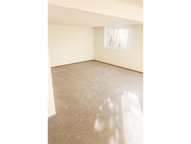 Building Photo - 9 Heights Rd NE