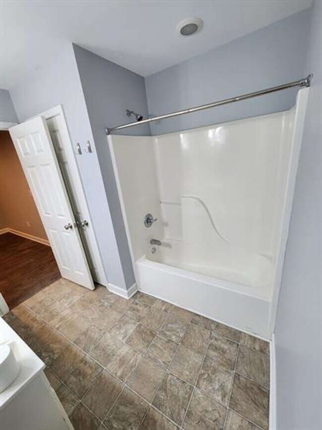 Building Photo - Spacious 3/2.5 Located Near Downtown Greenville!