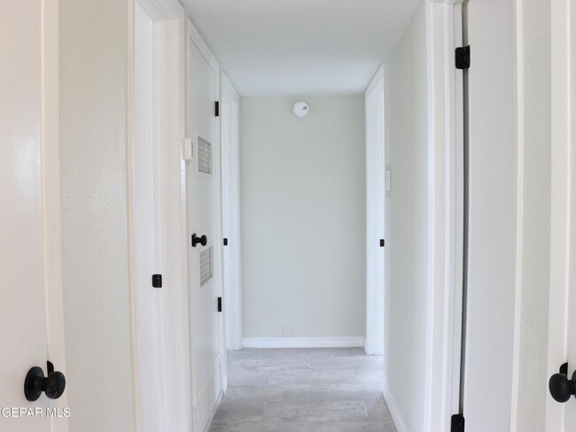 Building Photo - Beautiful 3 bed/2 baths and more for RENT