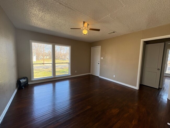 Building Photo - Amazing 2 bedroom/1 bath house with laundry room!