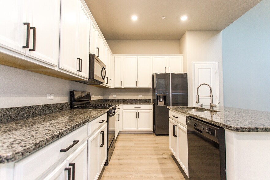 Building Photo - 7504 Palisades Dr
