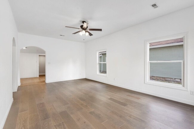 Building Photo - Modern 2 Bed | 1 Bath Home