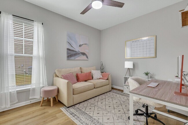 Building Photo - Executive Home in Convenient Location