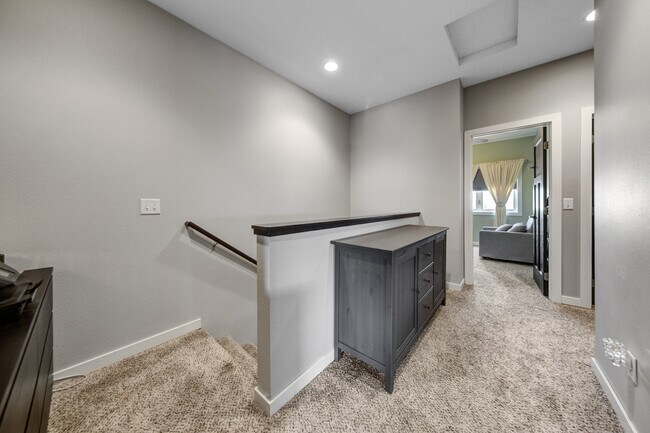 Upper level hallway - 2163 Rolling Green Ln