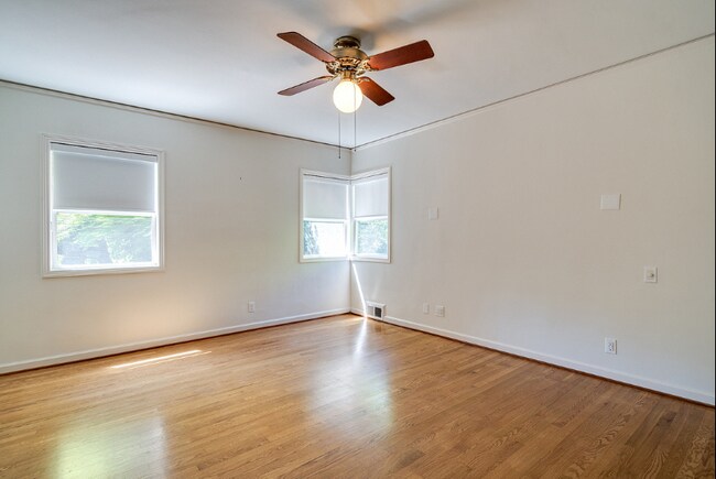 Building Photo - 616 SE Andover Pl