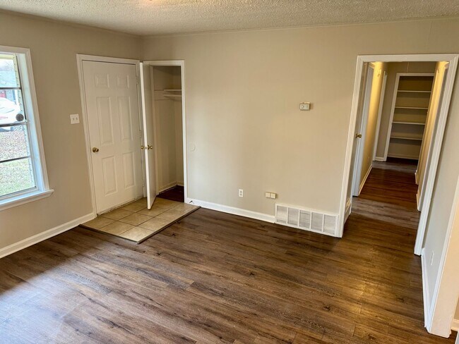 Building Photo - 8241 Ashbrook Dr