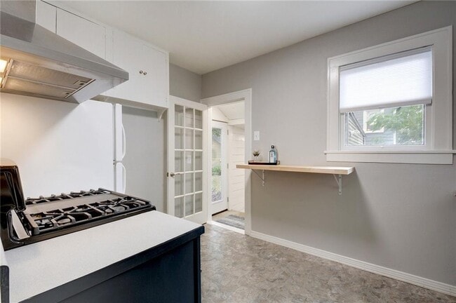 Building Photo - 705 W 35th St
