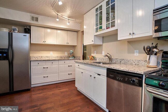 Building Photo - 1650 Parkcrest Cir