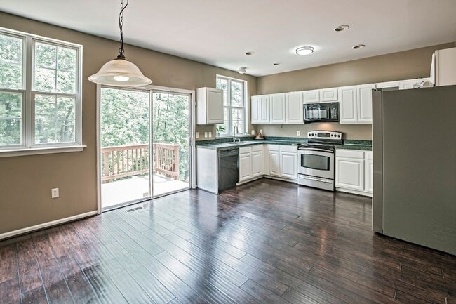 Building Photo - Charming Townhome in Brennan Estates