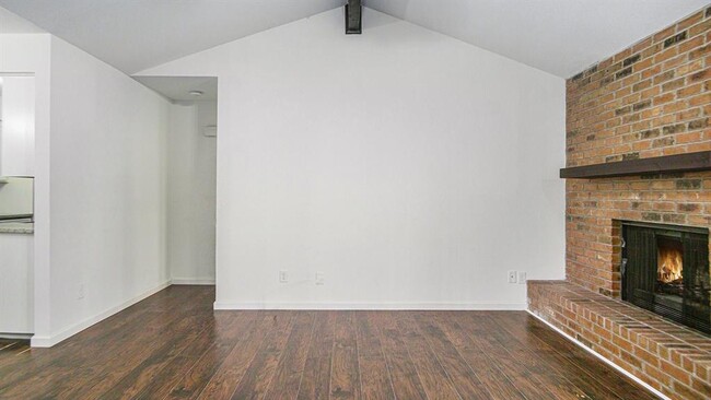 Building Photo - 2107 Mistletoe Ave