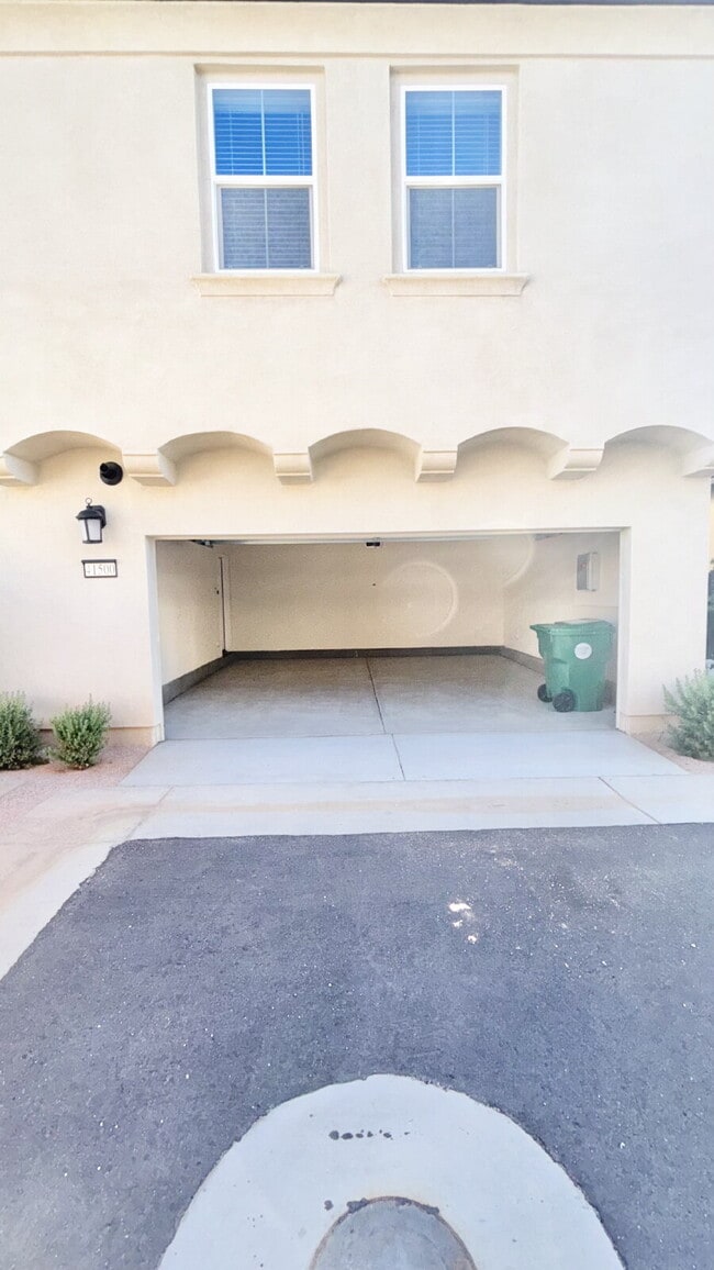 Building Photo - 4 Bedrooms Available University Park