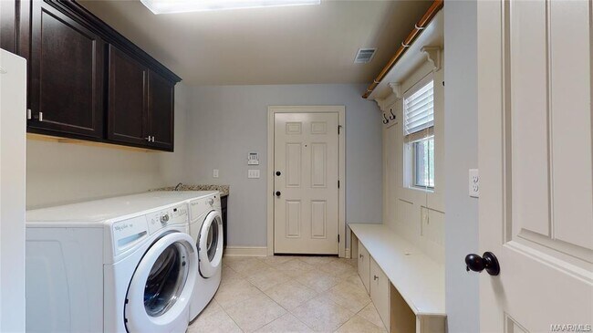 Building Photo - 9131 Thetford Way