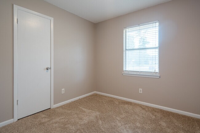 Building Photo - 174 Sequoia Cir