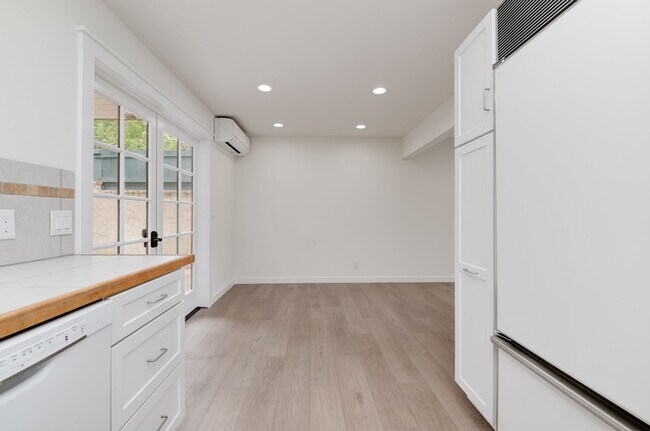 Building Photo - 1058 3rd St