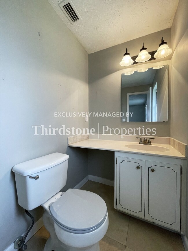 Building Photo - 2569 Kershaw Dr W