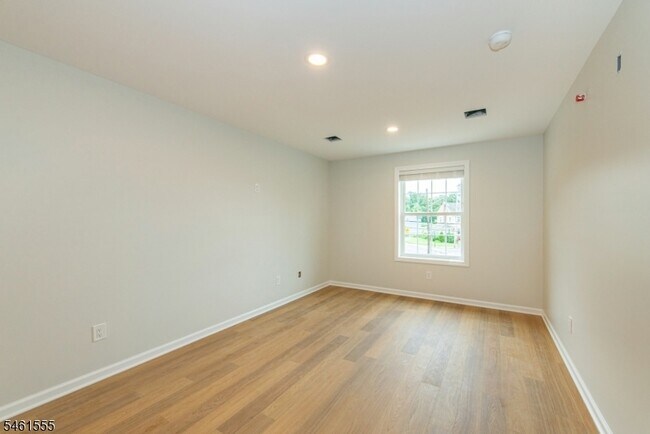 Building Photo - 39 Ledgewood Ave