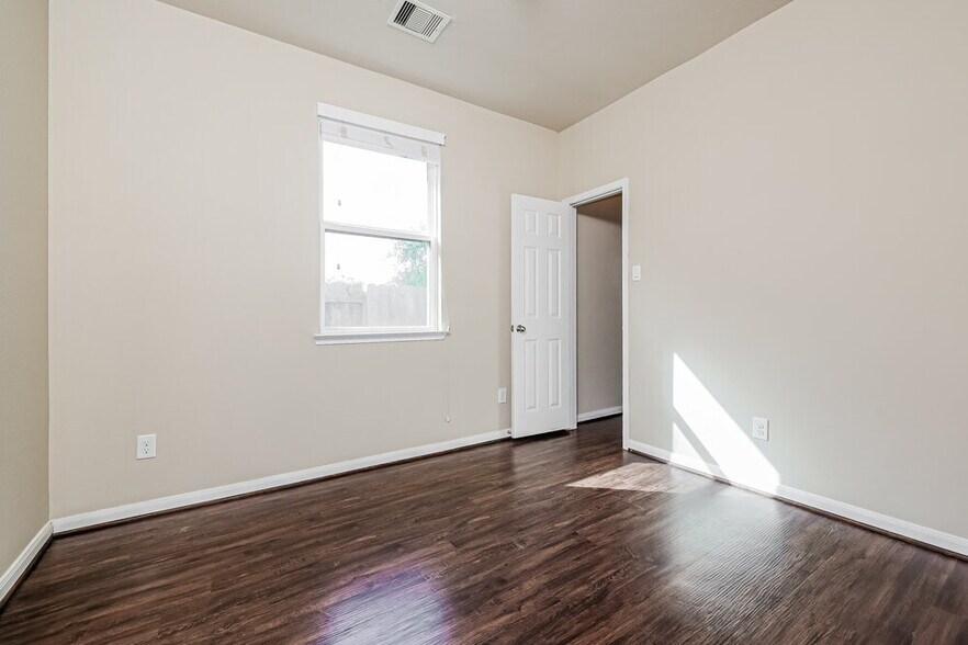 Building Photo - 23703 Maple View Dr