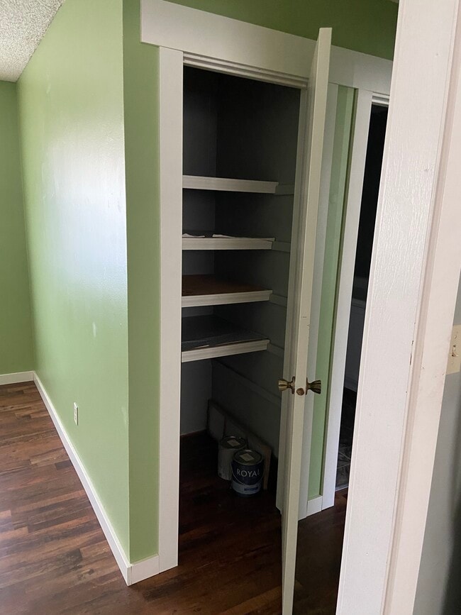 Building Photo - 619 W Edgewood St