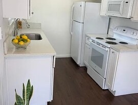 Kitchen - 14718 Magnolia Blvd