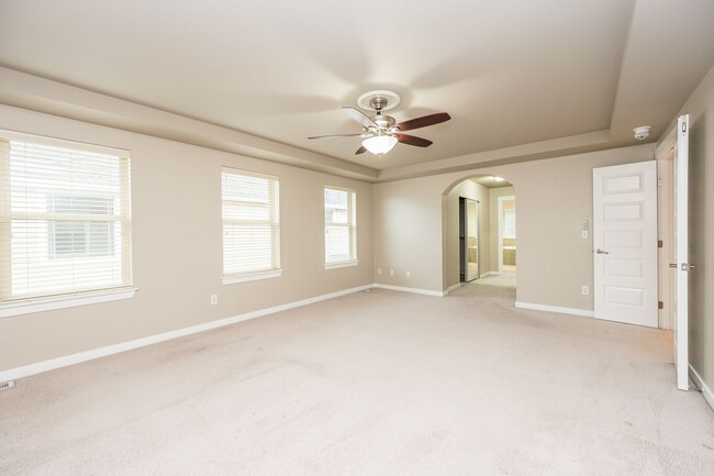 Building Photo - 4 Bedroom 2.5 bath over 2900 square feet i...