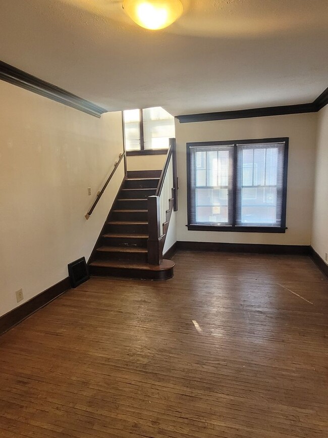 Building Photo - Charming home DOWNTOWN, steps from Columbi...