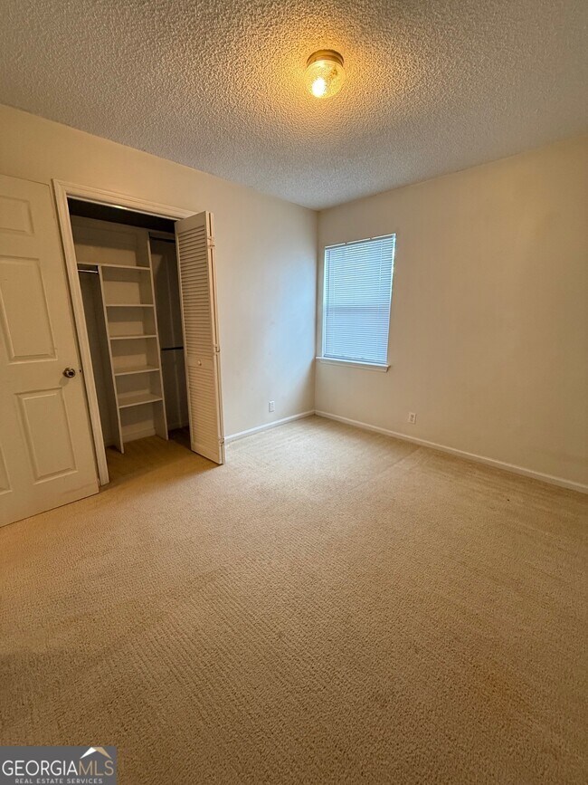 Building Photo - 150 E Lakemont Dr