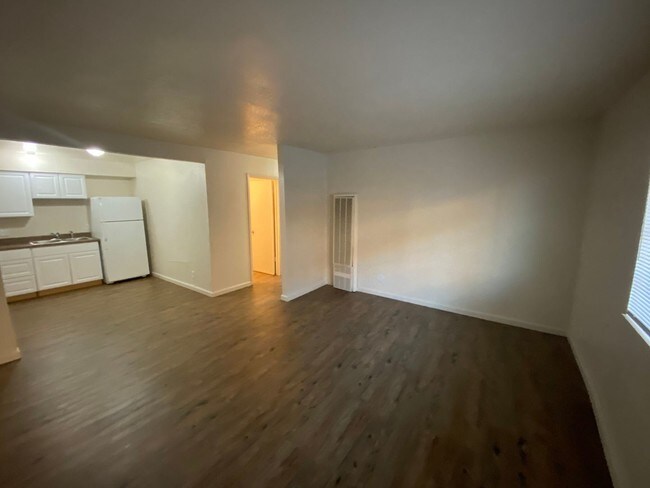 Building Photo - 404 S Chestnut Ave