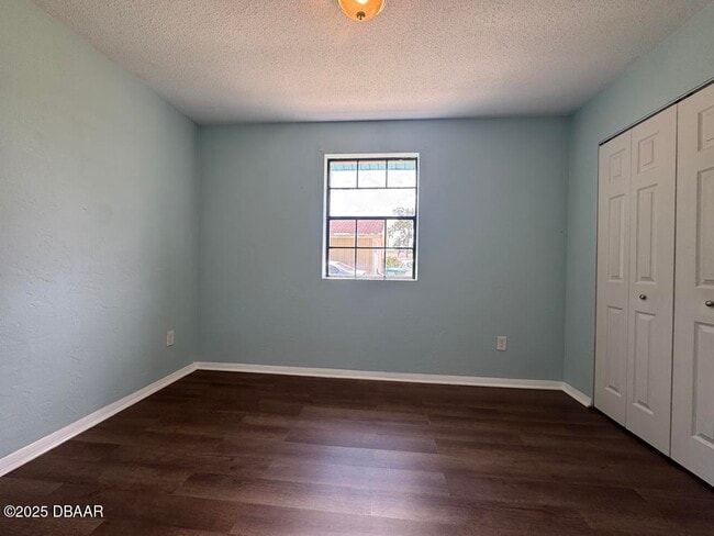 Building Photo - 1561 Sunset Ln