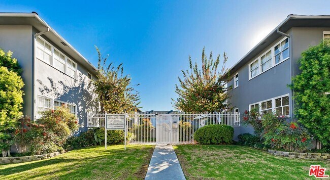 Building Photo - 5016 Clinton St