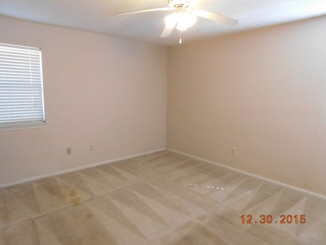 Building Photo - 2215 Phyllis Dr