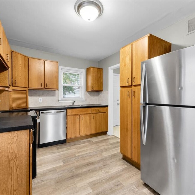 Building Photo - 9082 Louise St