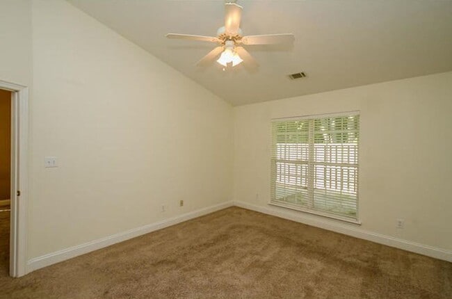 Building Photo - 3 Bed/3Bath Centrally located!!!