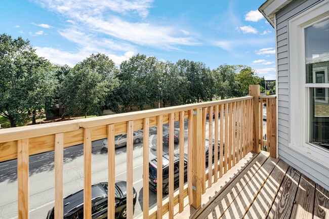 Building Photo - 3836 W Diversey Ave