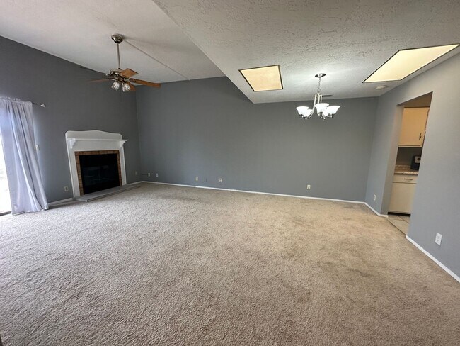 Building Photo - 3 Bedroom 2 Bathroom New flooring