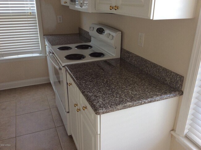 Building Photo - 500 Sea Knight Ln